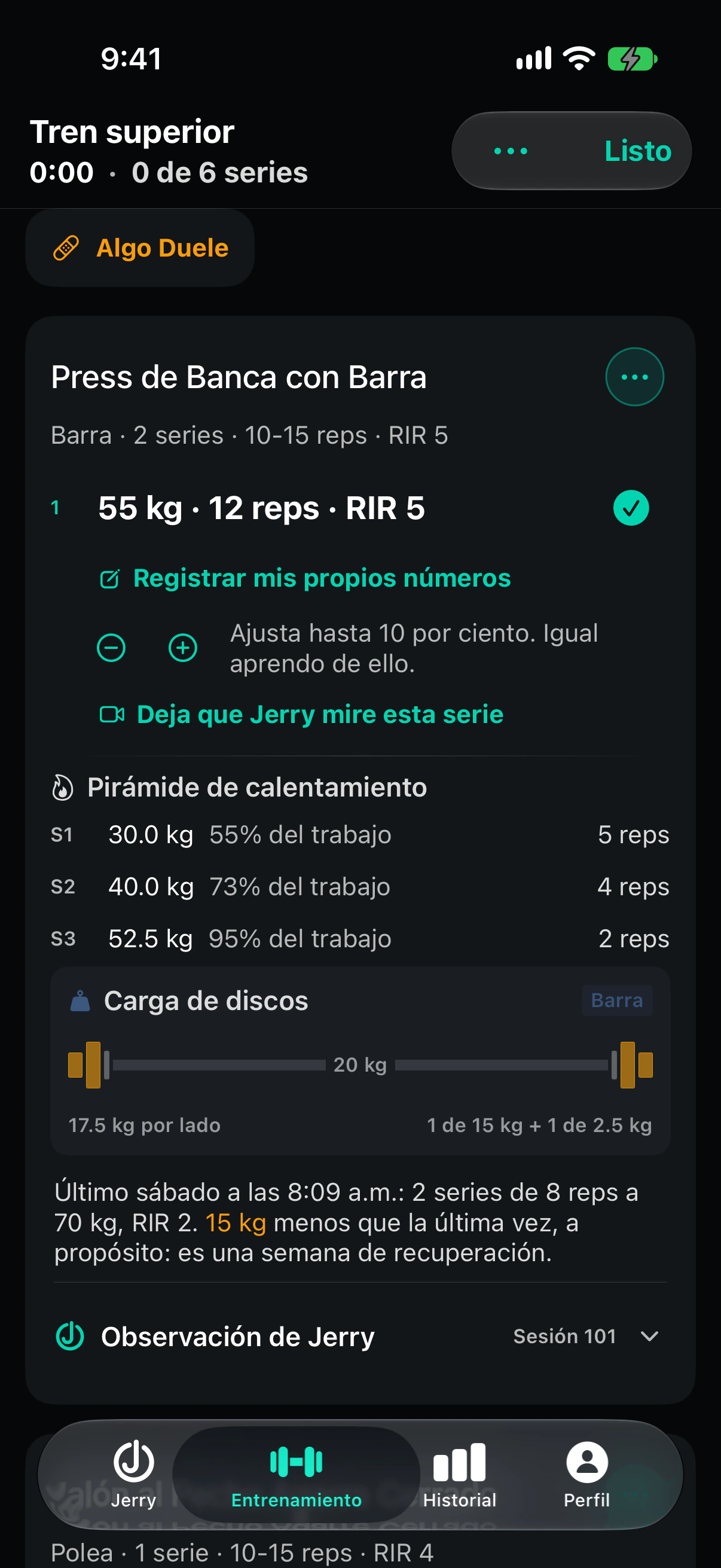 La consola de entrenamiento antes de la primera serie, en español. La tarjeta del Press de Banca con Barra prescribe 55 kg por 12 reps a RIR 5, muestra un calentamiento de tres pasos y los discos de cada lado de la barra, y dice que son 15 kg menos que la última vez, a propósito, porque es una semana de recuperación.